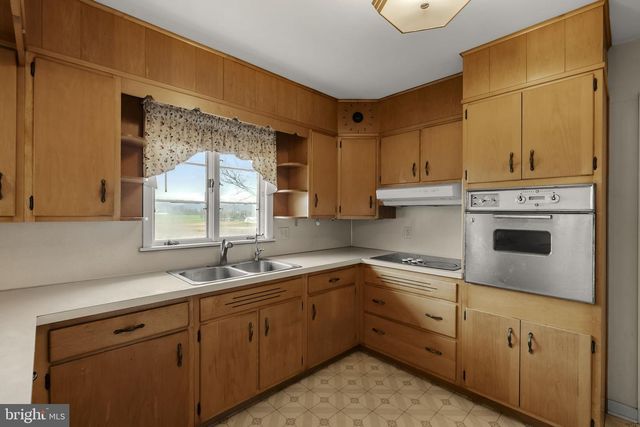 632 E FARMERSVILLE RD, New Holland, PA 17557