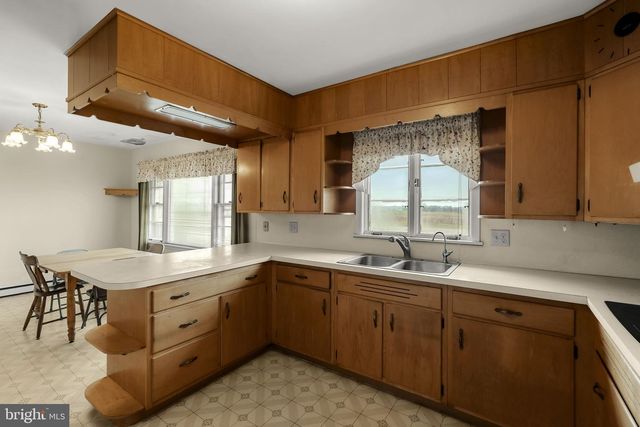 632 E FARMERSVILLE RD, New Holland, PA 17557