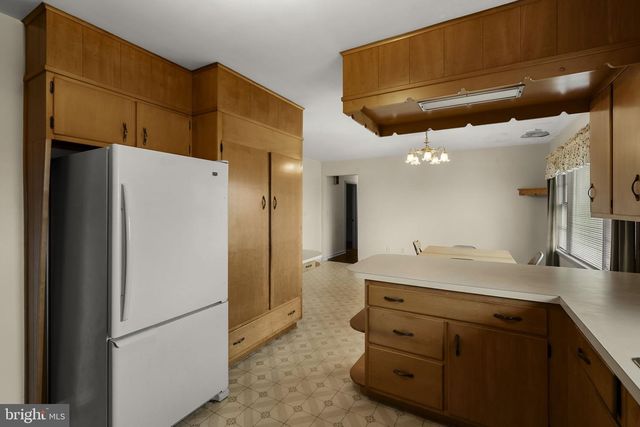 632 E FARMERSVILLE RD, New Holland, PA 17557