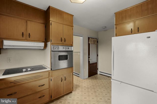 632 E FARMERSVILLE RD, New Holland, PA 17557