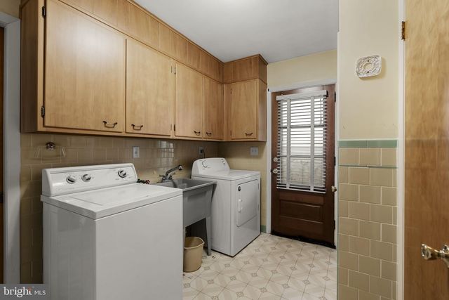 632 E FARMERSVILLE RD, New Holland, PA 17557