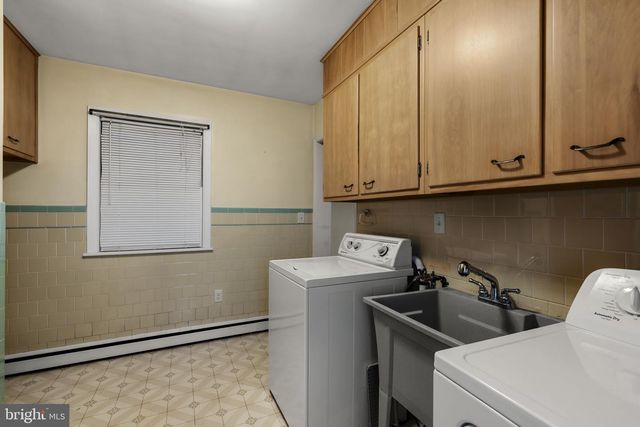632 E FARMERSVILLE RD, New Holland, PA 17557