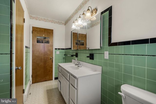 632 E FARMERSVILLE RD, New Holland, PA 17557