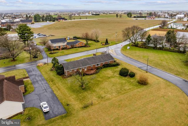 632 E FARMERSVILLE RD, New Holland, PA 17557