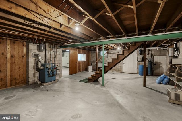 632 E FARMERSVILLE RD, New Holland, PA 17557