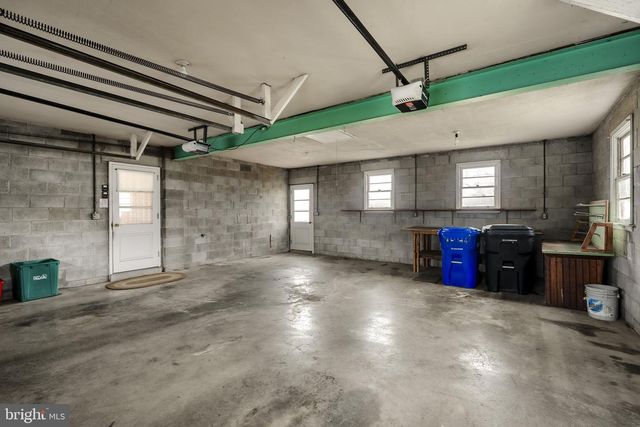 632 E FARMERSVILLE RD, New Holland, PA 17557