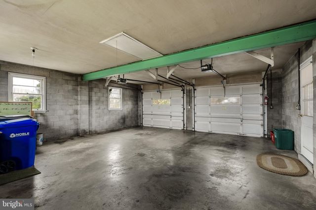 632 E FARMERSVILLE RD, New Holland, PA 17557