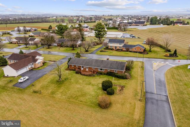 632 E FARMERSVILLE RD, New Holland, PA 17557