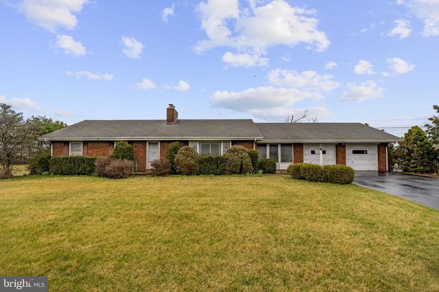 632 E FARMERSVILLE RD, New Holland, PA 17557