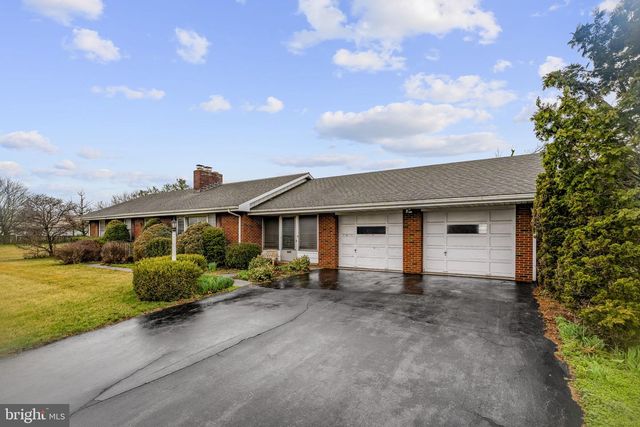 632 E FARMERSVILLE RD, New Holland, PA 17557