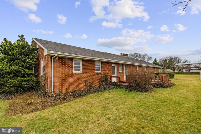 632 E FARMERSVILLE RD, New Holland, PA 17557