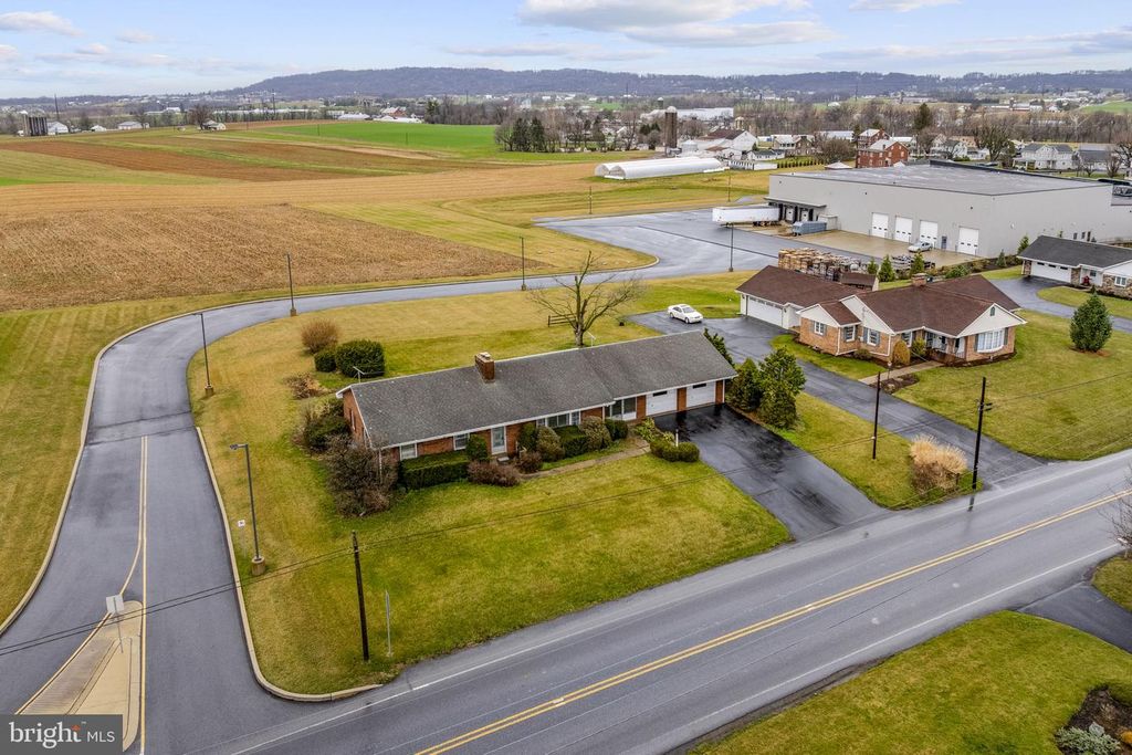 632 E FARMERSVILLE RD, New Holland, PA 17557