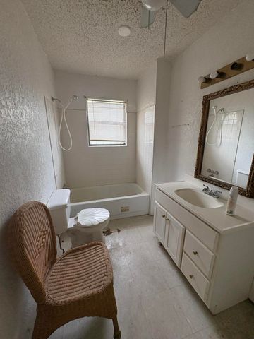 220 N Poe Street, San Angelo, TX 76903
