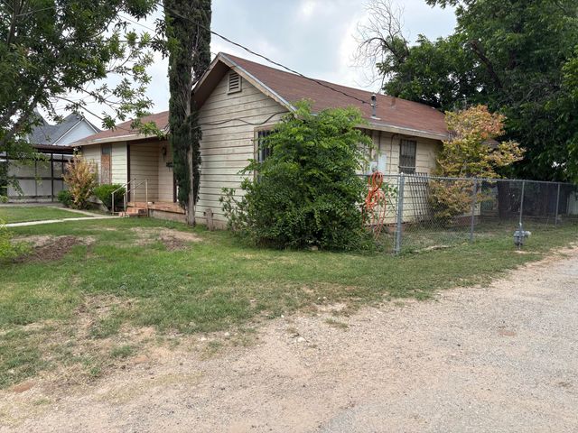 220 N Poe Street, San Angelo, TX 76903