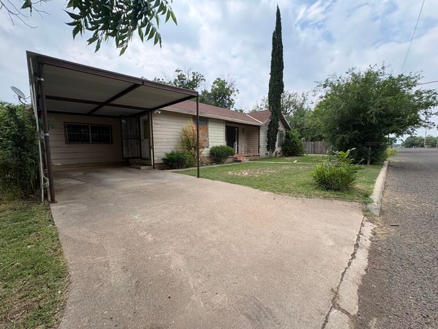 220 N Poe Street, San Angelo, TX 76903