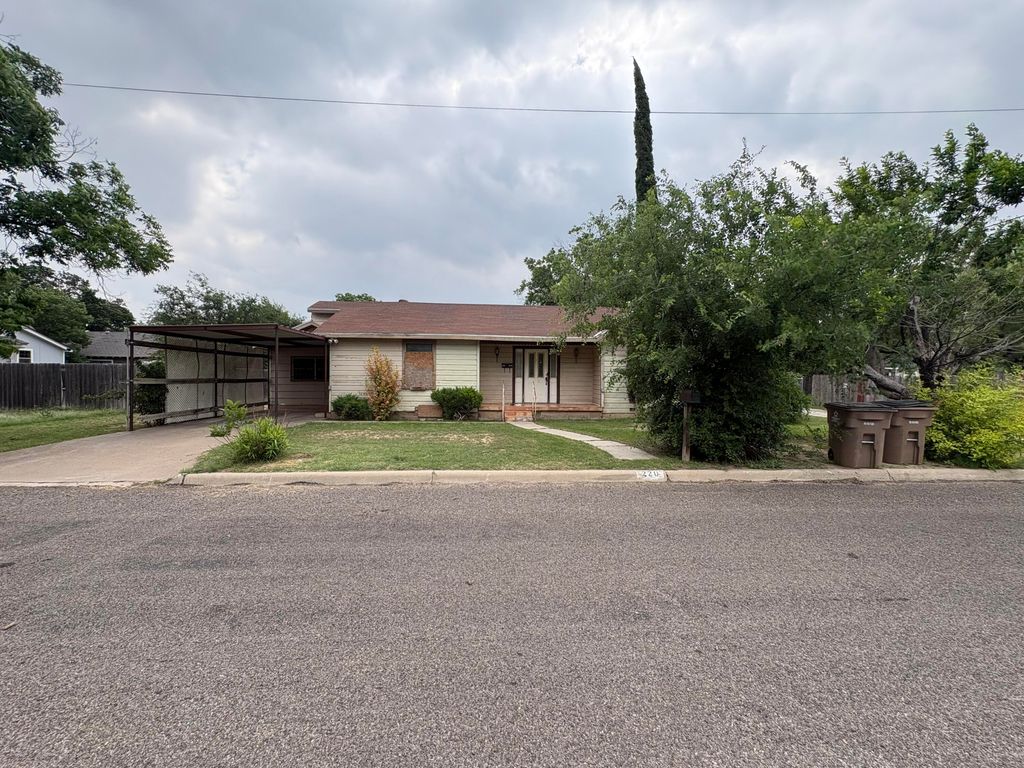 220 N Poe Street, San Angelo, TX 76903