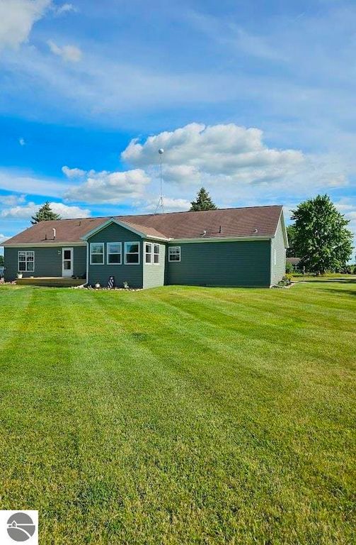 Image 5 of property listing at 5557 E Pleasant Valley Road, Shepherd, MI 48883