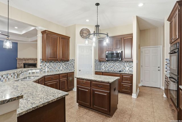 813 County Road 375, San Antonio, TX 78253