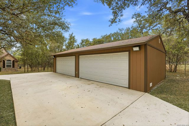 813 County Road 375, San Antonio, TX 78253