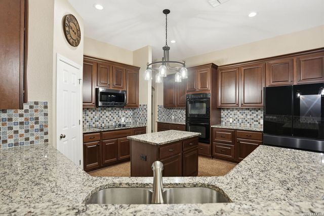 813 County Road 375, San Antonio, TX 78253