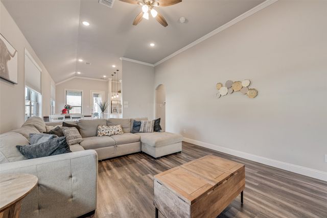 404 W Rochester Street, Terrell, TX 75160