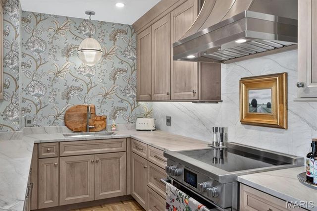 816 S Hanley Road 15B, Clayton, MO 63105