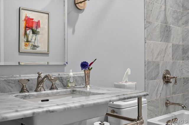 816 S Hanley Road 15B, Clayton, MO 63105