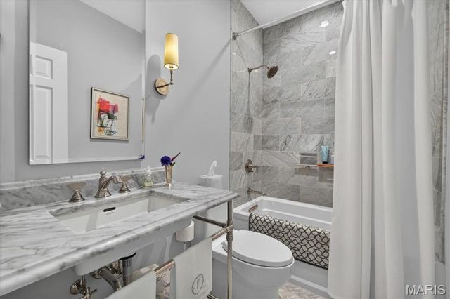 816 S Hanley Road 15B, Clayton, MO 63105