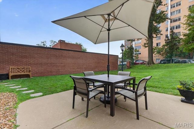 816 S Hanley Road 15B, Clayton, MO 63105