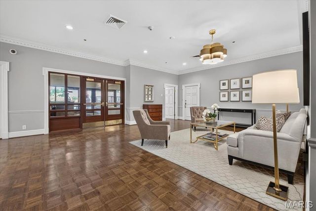 816 S Hanley Road 15B, Clayton, MO 63105