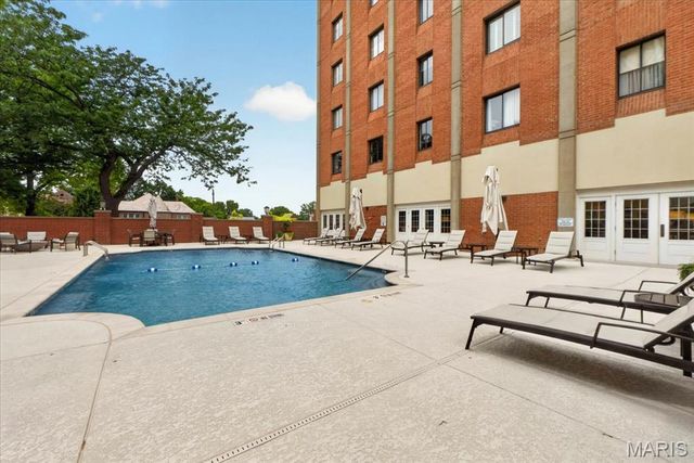 816 S Hanley Road 15B, Clayton, MO 63105