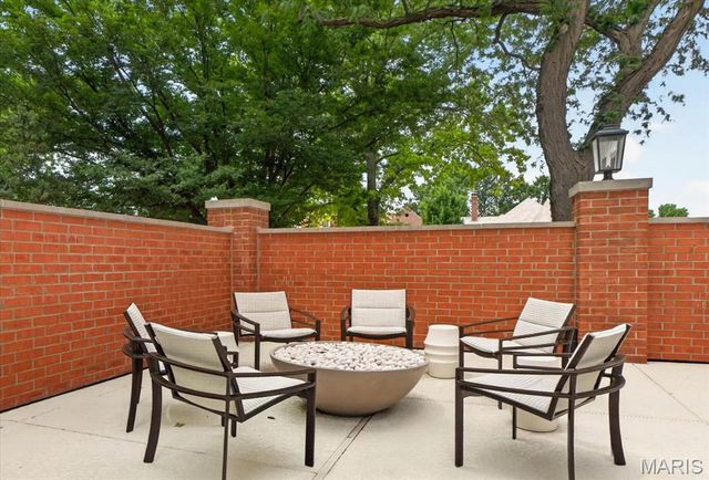 816 S Hanley Road 15B, Clayton, MO 63105