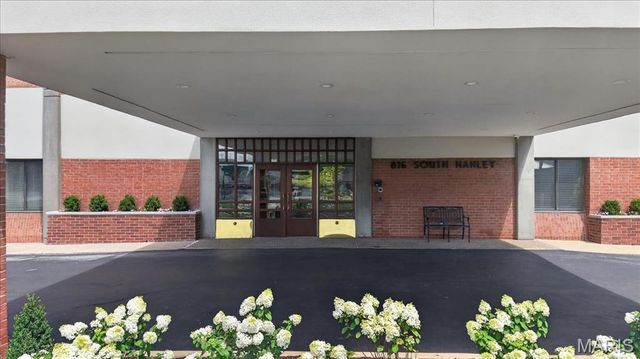 816 S Hanley Road 15B, Clayton, MO 63105