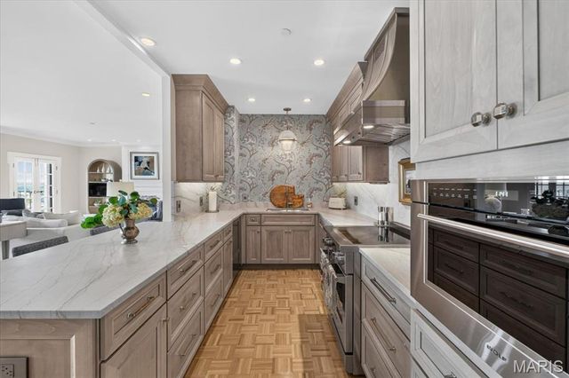 816 S Hanley Road 15B, Clayton, MO 63105