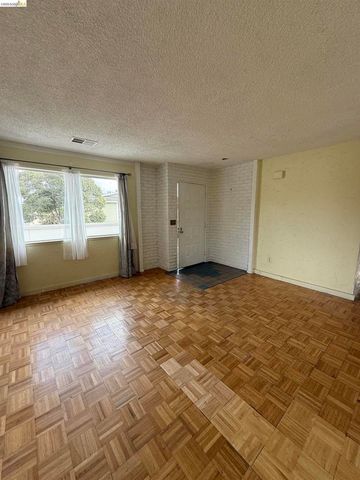 1875 Cherokee Dr 4, Salinas, CA 93906