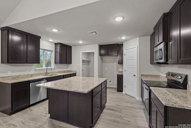 149 Sylas Hayes Loop, Pleasanton, TX 78064