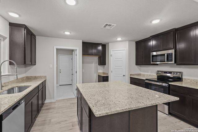 149 Sylas Hayes Loop, Pleasanton, TX 78064