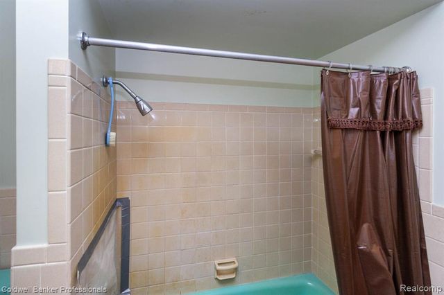 2135 Pontiac Drive, Sylvan Lake, MI 48320