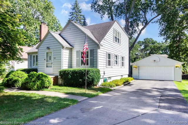 2135 Pontiac Drive, Sylvan Lake, MI 48320