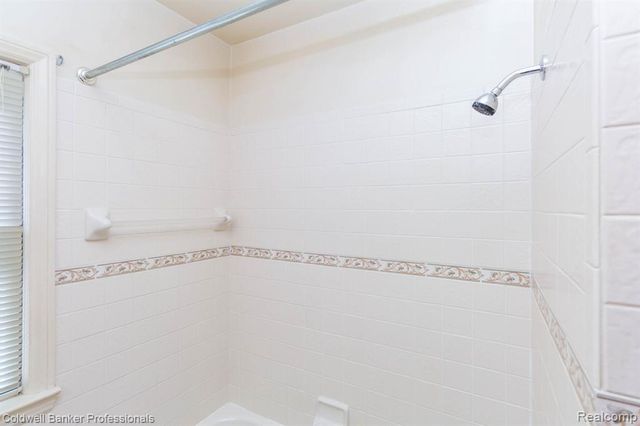 2135 Pontiac Drive, Sylvan Lake, MI 48320