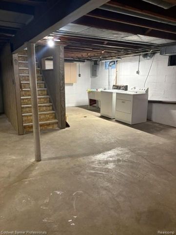 2135 Pontiac Drive, Sylvan Lake, MI 48320