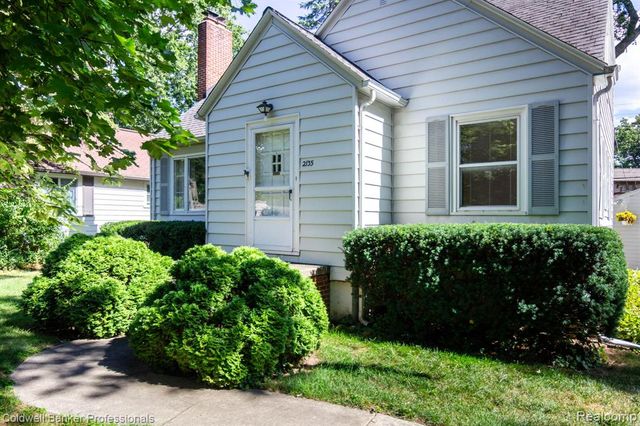 2135 Pontiac Drive, Sylvan Lake, MI 48320