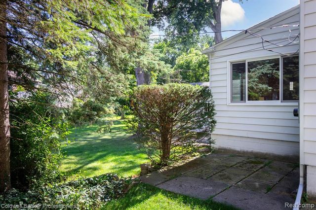 2135 Pontiac Drive, Sylvan Lake, MI 48320