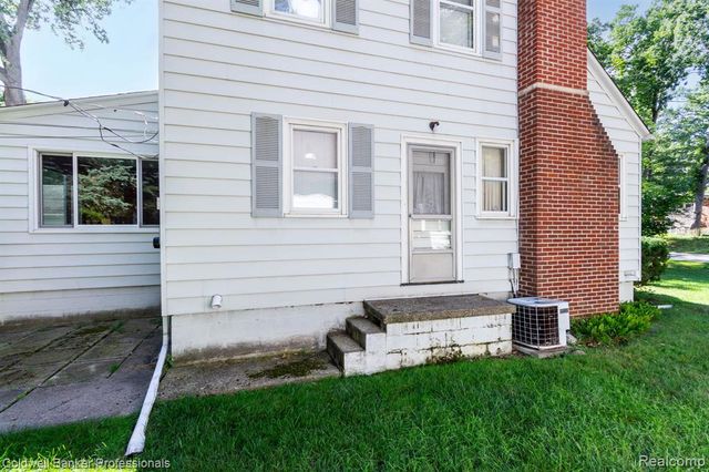 2135 Pontiac Drive, Sylvan Lake, MI 48320