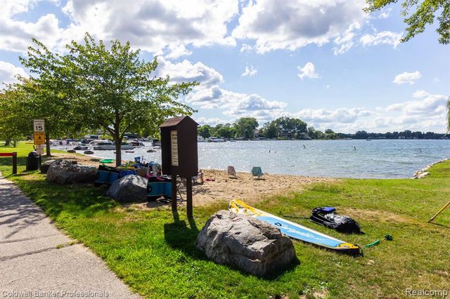 2135 Pontiac Drive, Sylvan Lake, MI 48320