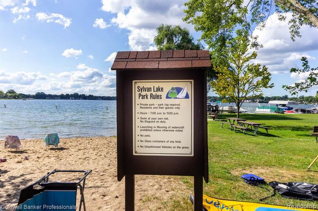 2135 Pontiac Drive, Sylvan Lake, MI 48320