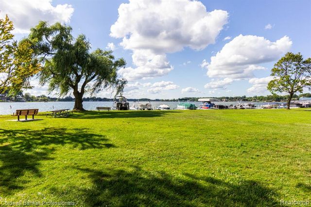 2135 Pontiac Drive, Sylvan Lake, MI 48320