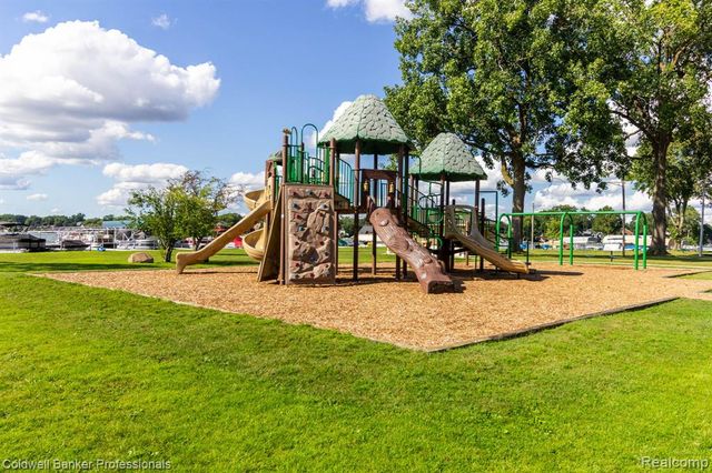 2135 Pontiac Drive, Sylvan Lake, MI 48320