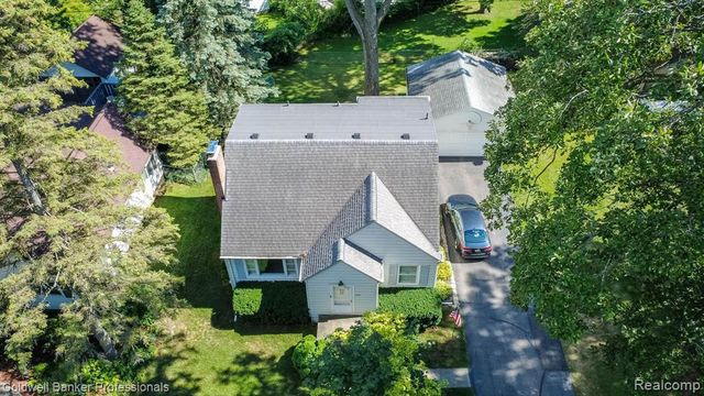 2135 Pontiac Drive, Sylvan Lake, MI 48320