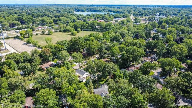 2135 Pontiac Drive, Sylvan Lake, MI 48320